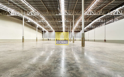 State-of-the-Art Warehousing Solutions: 152,105 Sq Ft of Versatile Space